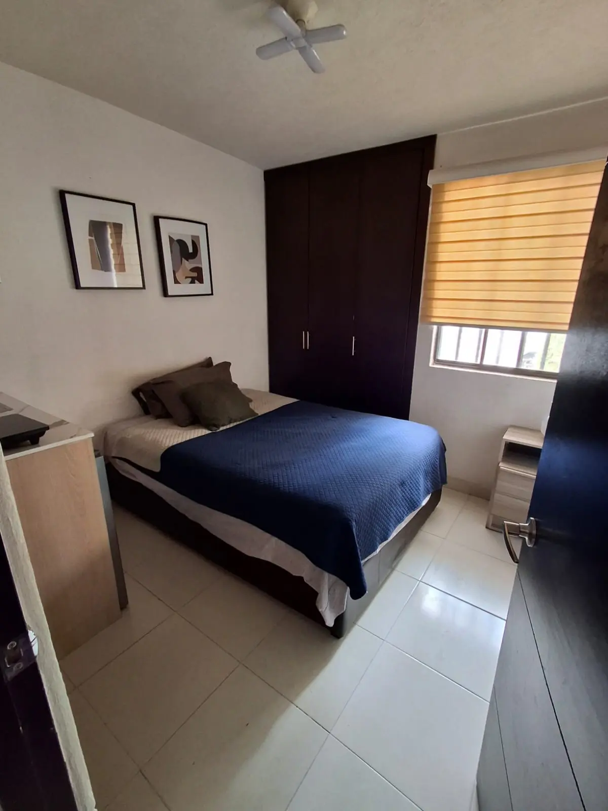 Habitación amueblada con cama y luz natural