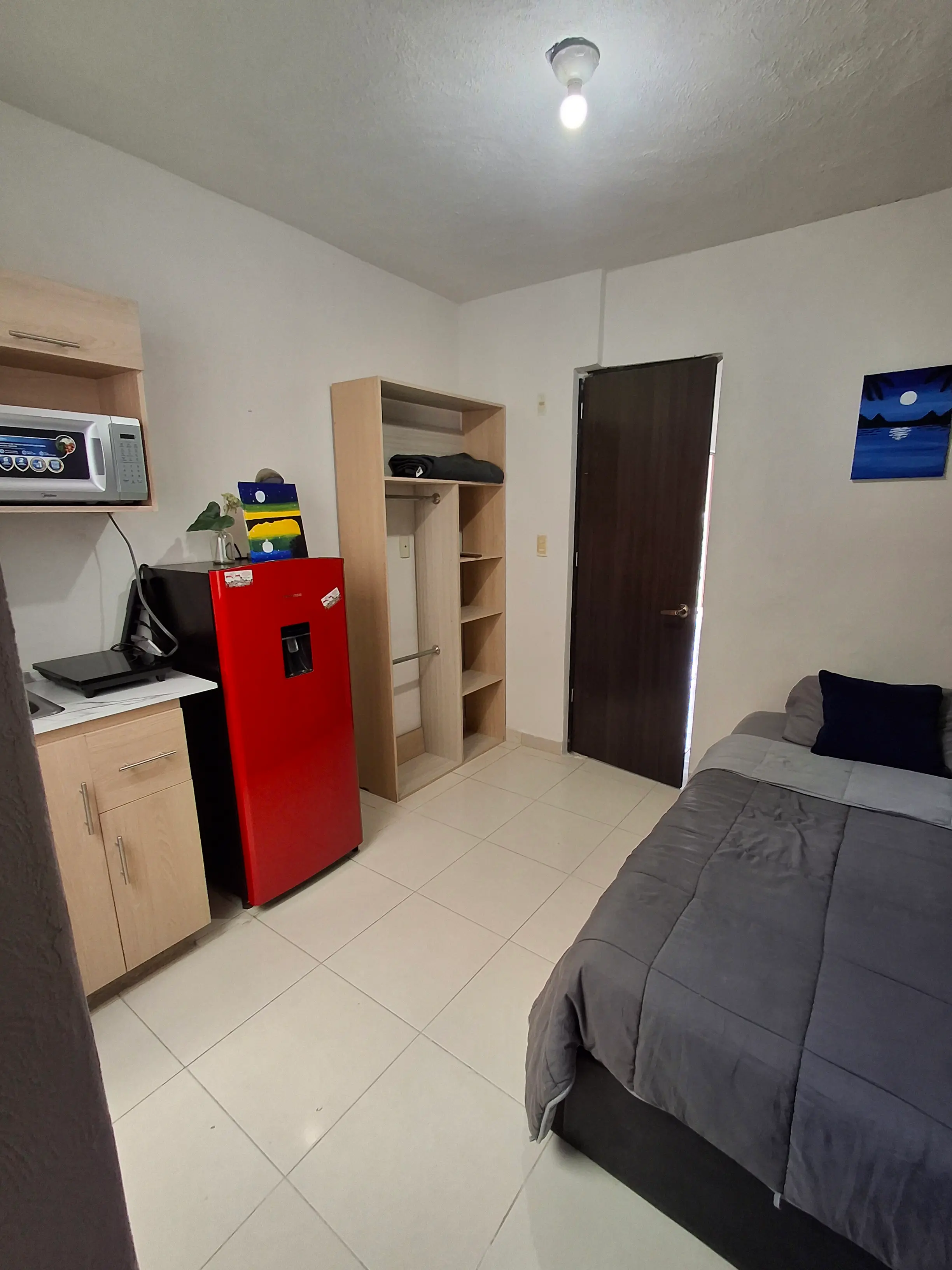 Habitación Diucon IV con cama doble y gran ventanal